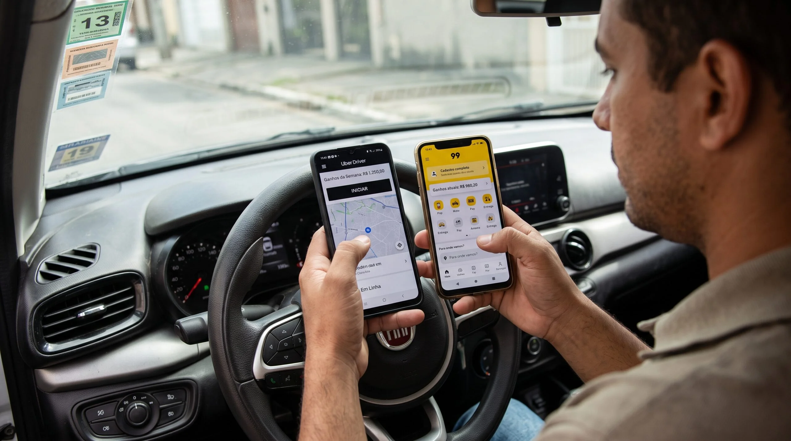 Motorista segurando dois celulares com Uber Driver e 99